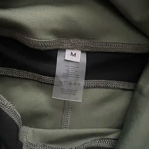 Forme sculp shorts. M. olive.